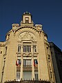 Haut de la façade principale sur la place Antonin-Jutard