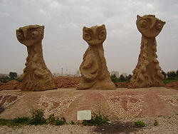 "ינשופים", פסל מחומרים ממוחזרים ויציקת בטון, מאת אמיליו מוגילנר
