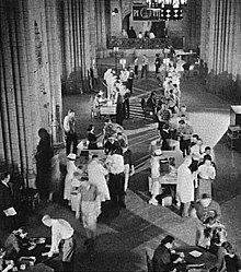 Administration of the polio inoculation, including by Salk himself, in 1957 at the University of Pittsburgh, where his team had developed the vaccine PittPolioVaccineCoL.jpg