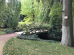 Pont avec des moulures en ciment.