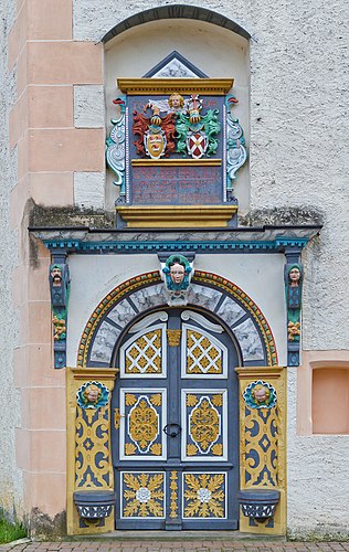 Неоренессансный портал замка Демертин в Гумтове (Германия)