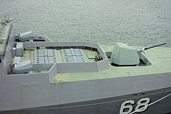 艦前部の武装。シルヴァー社のVLSの発射孔も水平方向からのレーダー波から遮蔽されて配置される。Oto Melara 76/62 Super Rapid砲もステルス化されて搭載される。
