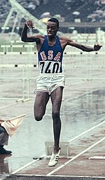 Der Favorit Ralph Boston (hier bei den Spielen 1964, als er Zweiter wurde) gewann Gold mit neuem olympischen Rekord