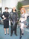 Personnes déguisées en réplicants du film Blade Runner à la Comic-Con 2007. De gauche à droite, les personnages de Rachael, de Roy Batty et de Zhora.