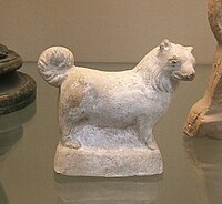 Теракотова фігурка маленької пухнастої собачки, виготовлена в Італії в І столітті до нашої ери – І н.е.
