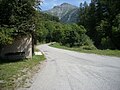 Route reliant le hameau des Marrons à Saint-Michel-de-Chaillol. Au fond, le Soleil-Bœuf.