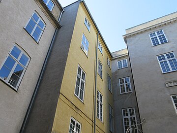 The rear side of the main wing seen from the courtyard of Sankt Annæ Plads 8