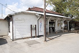 里見駅（2017年撮影） 駅舎は1925年の開業時に建築（増改築あり）[1]