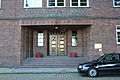 Der Eingang am Schlosswall mit der Aufschrift Schloss-Duburg-Schule – Städtische Handelslehranstalten