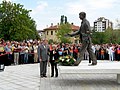 Мила Ђинђић и председник општине Прокупље Владимир Јовановић поред споменика