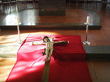 Crucifix prepared for veneration St.Martin-Karfreitag36.JPG