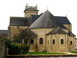 Veduta dell'abside e delle tre cappelle absidali nella semi-cupola e, sullo sfondo, il campanile-portico coronato da una balaustra.