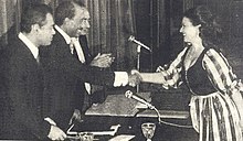 Soad Hosny akipeana mikono na Rais Anwar Sadat, c. 1979
