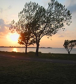 Tramonto sopra il lago Hefner