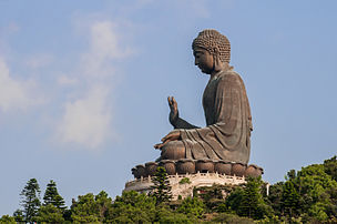 Le Bouddha de Tian Tan, situé sur l'île de Lantau à Hong Kong. (définition réelle 3 000 × 1 993)