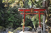 Shintō-Schrein am Todoroki-Hon-Wasserfall (轟本滝神社)