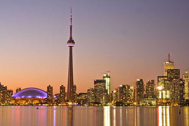 Vista do centro financeiro de Toronto, com destaque para a Torre CN.