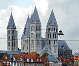 Kathedrale von Tournai, Laternen­turm zwischen vier Ecktürmen