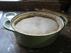 Tourtière prête à cuire.