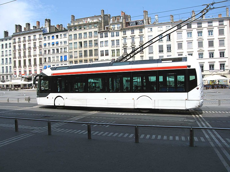 800px-Trolley-bus-place-des-terra.jpg