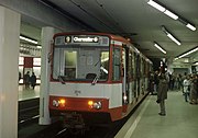 De Keulse U-Bahn Düwag Stadtbahnwagen B bij een laag perron