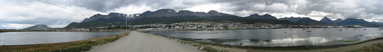 Khung cảnh ở Ushuaia, thủ phủ tỉnh Tierra del Fuego, Argentina ngày 06 tháng 02 năm 2005. Một con đường bên bờ biển dẫn từ ngoại ô vào thành phố.