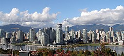 Vancouvers skyline sedd från False Creek.