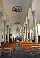 Vaste nef de l'église supportée par huit colonnes de pierre bleue.