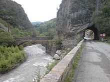 Usa ka pagtan-aw sa tulay sa Bès River ug ang tunnel sa mga Barles