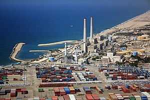 Kraftwerk Eschkol hinter Containerterminal im Hafen Aschdods