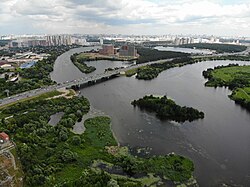 Захарковская пойма Москвы-реки, по центру кадра Новорижское шоссе, чуть выше строящийся жилой район «Мякинино парк»