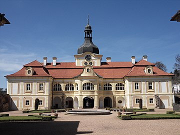 Château de Nebílovy : la façade.