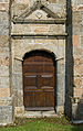 La porte et son fronton.