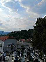 Поглед на црквата со гробиштата