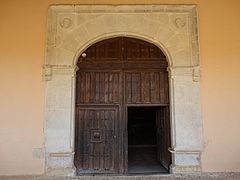 Portada y puerta de entrada situada a los pies de la ermita