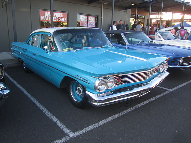 File1960 Pontiac Laurentian