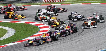 Un virage du circuit de Sepang, lors du 1er tour du Grand Prix automobile de Malaisie 2010. Les deux pilotes de Red Bull, Sebastian Vettel et Mark Webber, ont pris la tête devant Nico Rosberg et Adrian Sutil. (définition réelle 3 200 × 1 530)