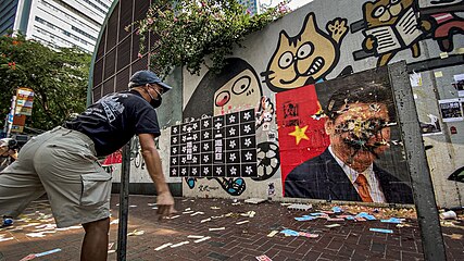 Người biểu tình ném trứng vào bức chân dung của Tổng Bí thư Đảng Cộng sản Trung Quốc Tập Cận Bình.