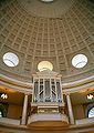 Interno della chiesa con organo e cupola