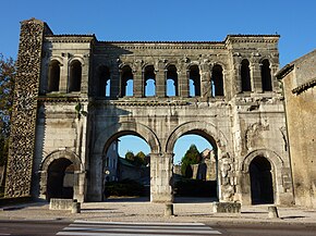 Vue de face d'une porte antique à quatre passages surmontés d'une rangée de baies