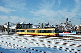 Eine Stadtbahn der Albtal-Verkehrs-Gesellschaft auf Gleis 3 im Bahnhof Eppingen