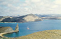 D'Insel Bartolomé, mat, lénks, dem Pinnacle Rock.