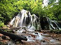 Der höchste der Beușnița-Wasserfälle bei hohem Wasserstand