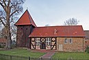 Kapelle Jeetzel mit Glockenturm, Grünanlage, beherrschender Linde