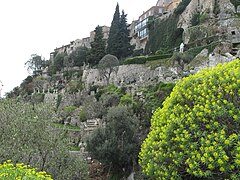 Le chemin de Nietzsche au départ d'Èze, avec le village sur la droite.