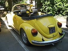 Une berline artisanalement transformée en cabriolet.