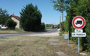 Exemple d’utilisation du panneau B8 accompagné de panonceaux sur une route