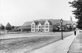 Bergen gamle stasjon (foto fra ca 1882-85) med Lille Lungegårdsvannet til venstre, St. Paul kirke bakom til høyre og Løvstakken er fjellet bakerst. Foto: Knud Knutsen (†1915) / UiB