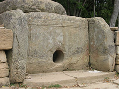 Dolmen con grabados zig-zageantes del valle del río Zhané.