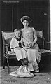 Kruununprinssi Olav äitinsä kanssa vuonna 1909.